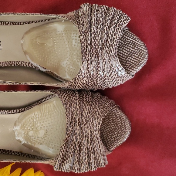 Ruffle Detail Stilettos - Picture 4 of 10